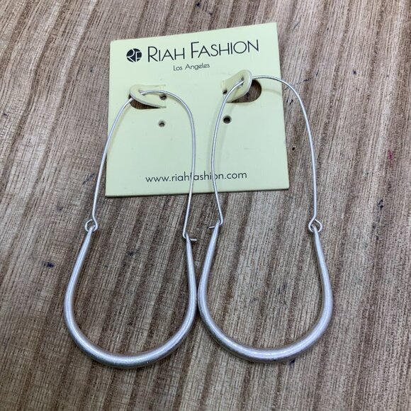 Riah Fashion NWT Silver Tone Hoop Earrings - Picture 1 of 3